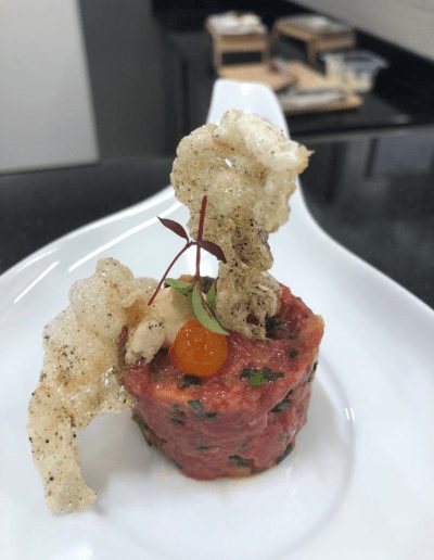 Beef tartare with veal crackling